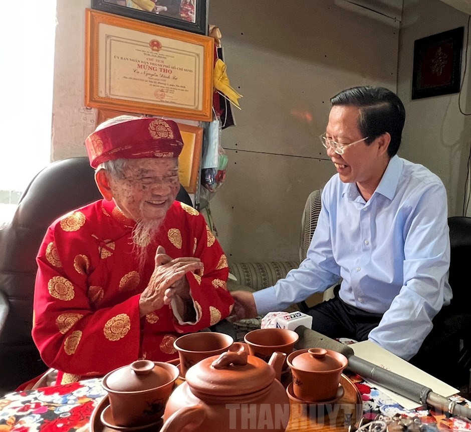 tphcm-tham-chuc-mung-nha-van-hoa-nguyen-dinh-tu-1657898589.jpg