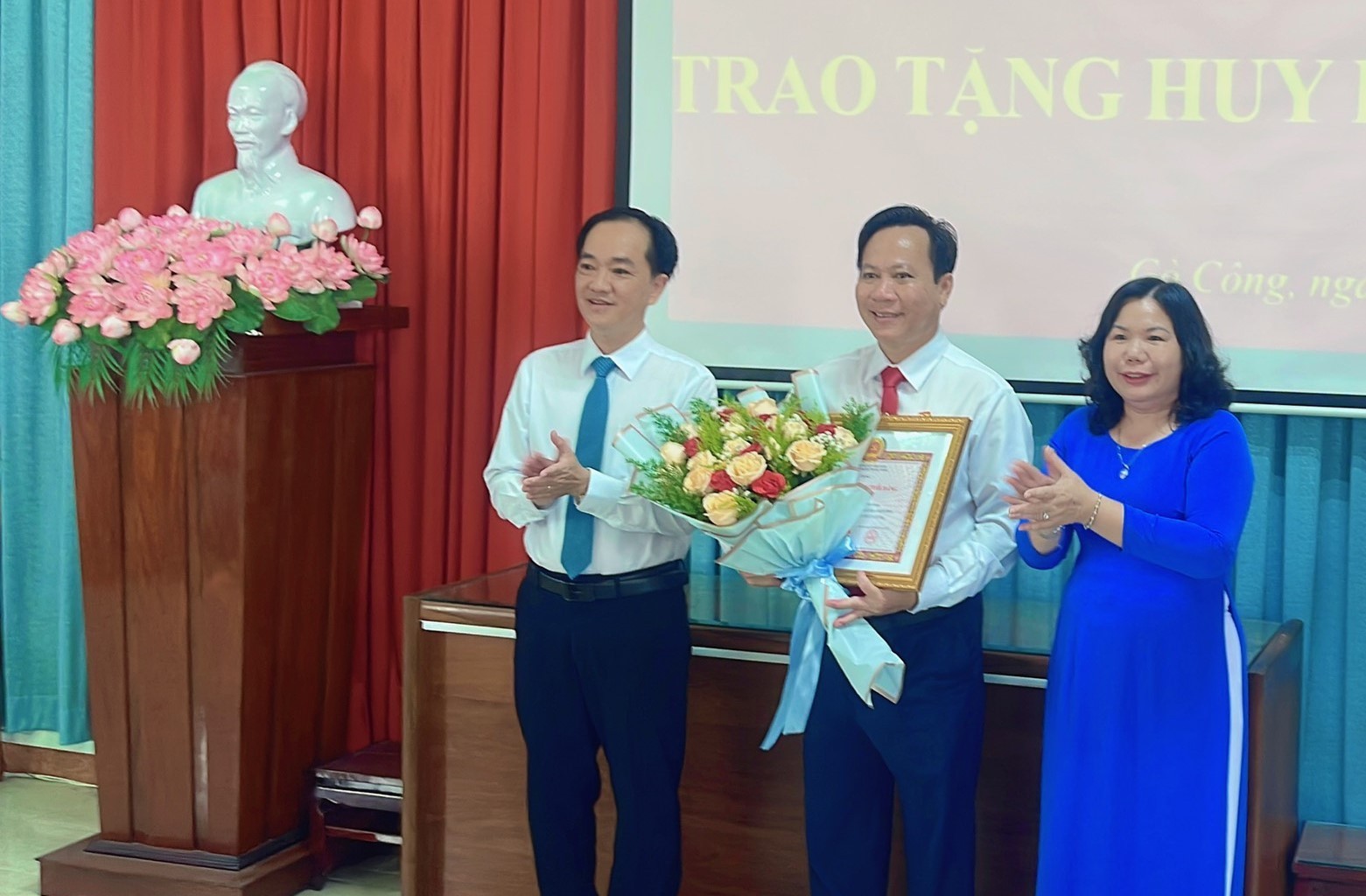 tien-giang-trao-tang-anh-4-1662258168-1662259383.jpg