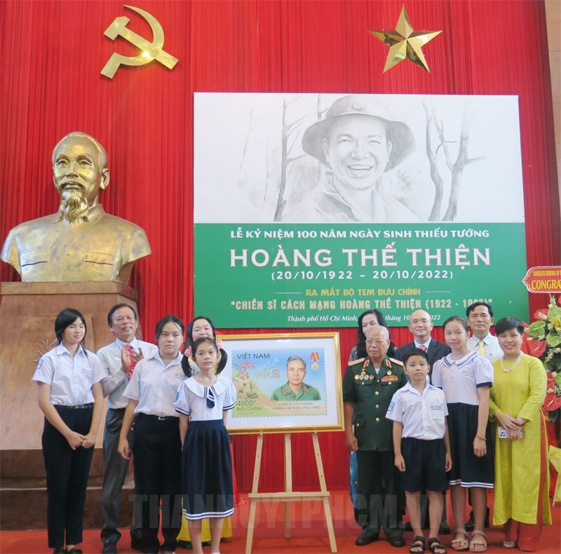 20-10-2022-gioi-thieu-bo-tem-buu-chinh-va-sach-nhan-ky-niem-100-nam-ngay-sinh-thieu-tuong-hoang-the-thien-50c9aac6-details-1666665375.jpg