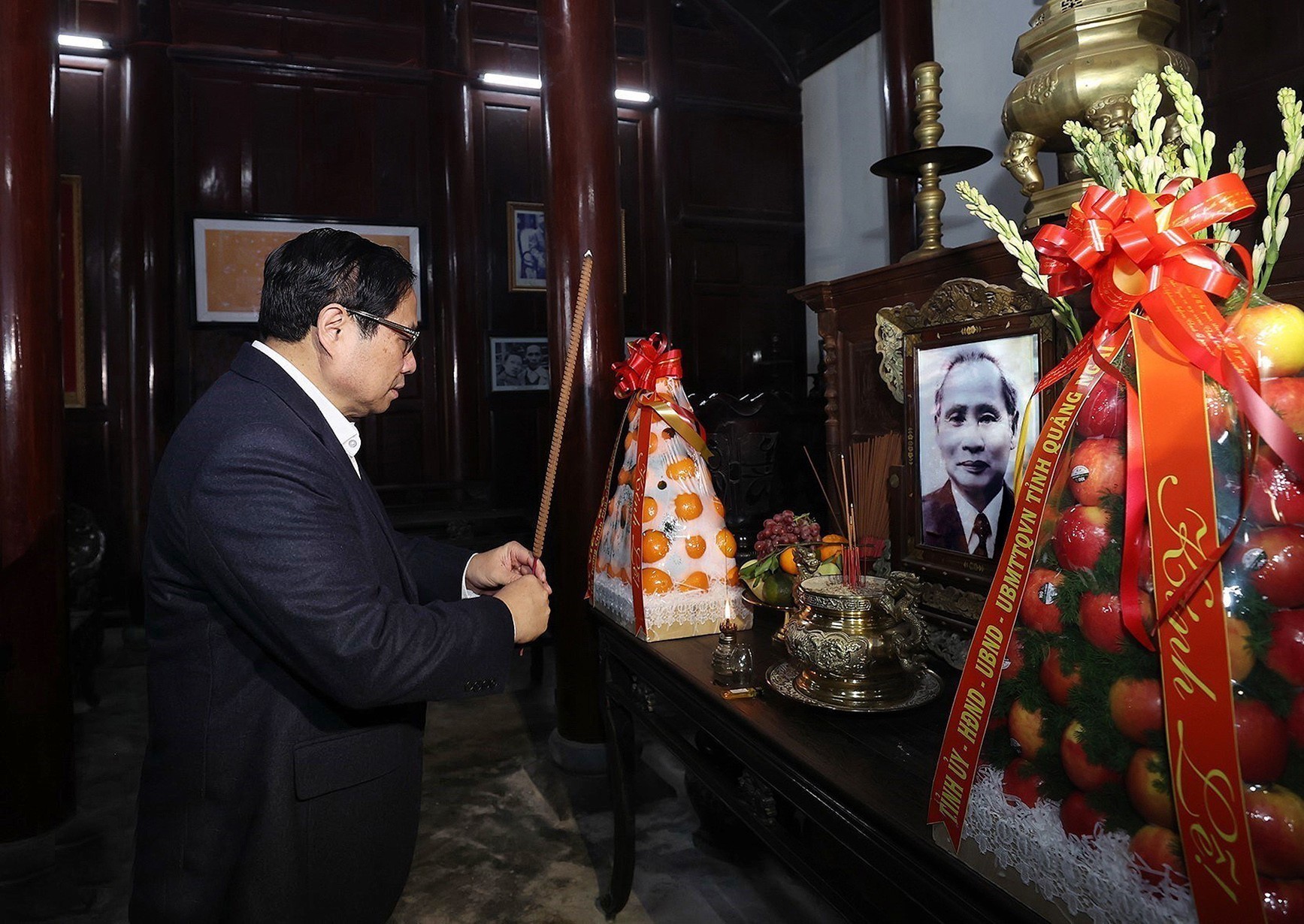 1thu-tuong-pham-minh-chinh-dang-huong-tuong-niem-co-thu-tuong-pham-van-dong-anh-duong-giang-1672579030-1672642512.jpg