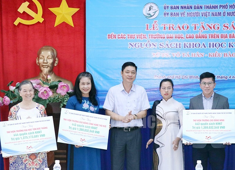 07-04-2023-trao-tang-sach-khoa-hoc-ky-thuat-tri-gia-hon-33-ty-dong-cho-cac-thu-vien-truong-ab00f93b-details-1680853772.jpg