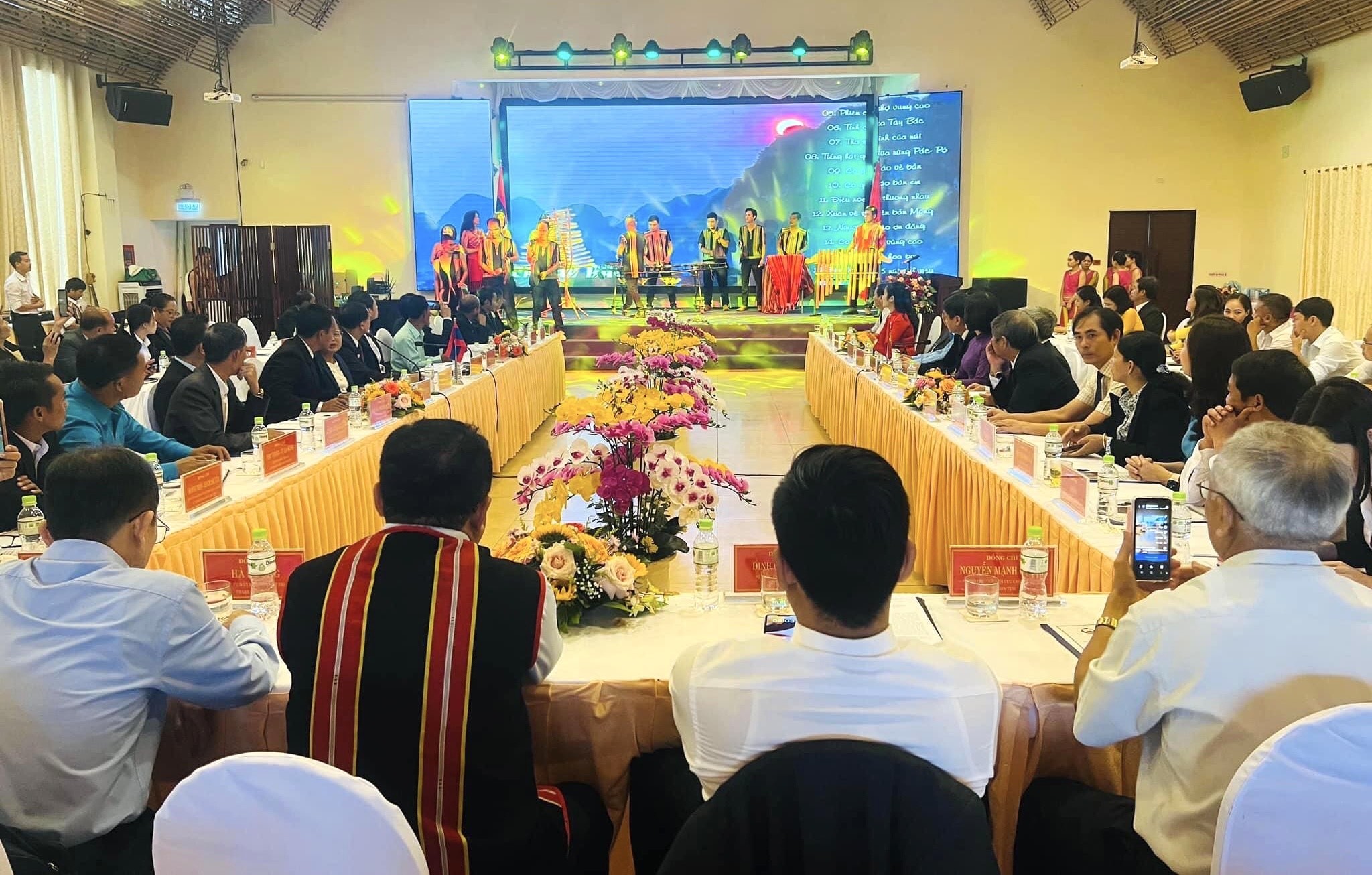 1-quang-canh-hoi-nghi-1692795124-1692837641.jpg