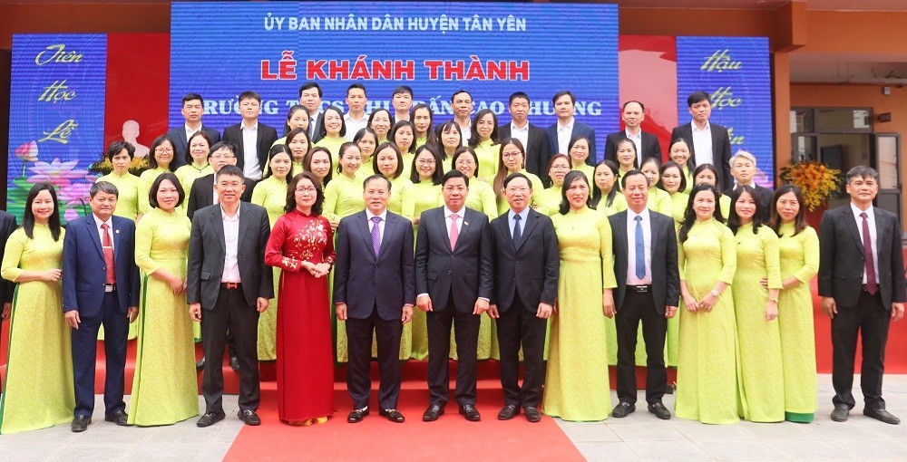cac-dai-bieu-chup-anh-ky-niem-voi-tap-the-can-bo-giao-vien-truong-thcs-thi-tran-cao-thuong-1704034354-1704078498.jpg