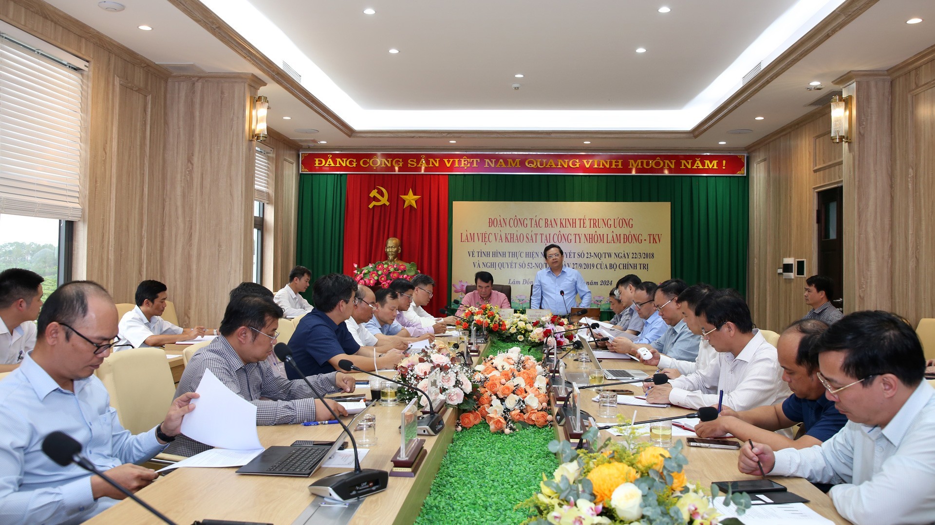 quang-canh-buoi-lam-viec-20240523080434-1716517400-1716769956.jpg