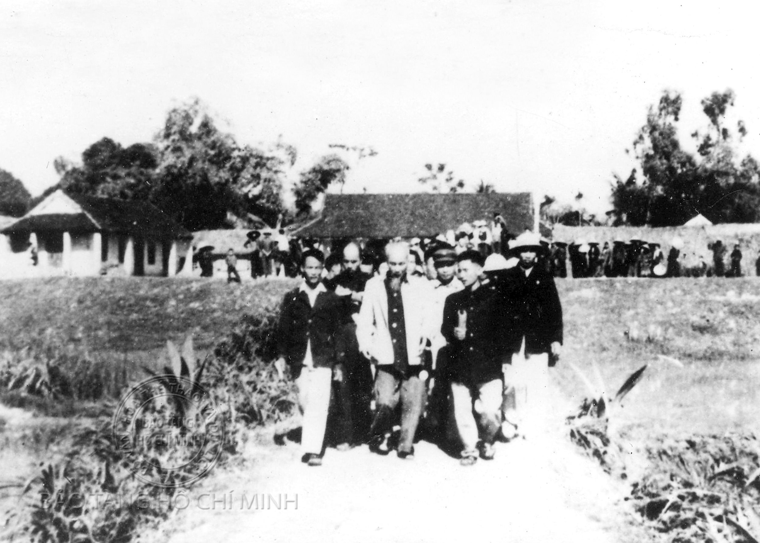 37-chu-tich-ho-chi-minh-tham-htx-vinh-thanh-yen-thanh-nam-1961-1747624888-1747788787.jpg