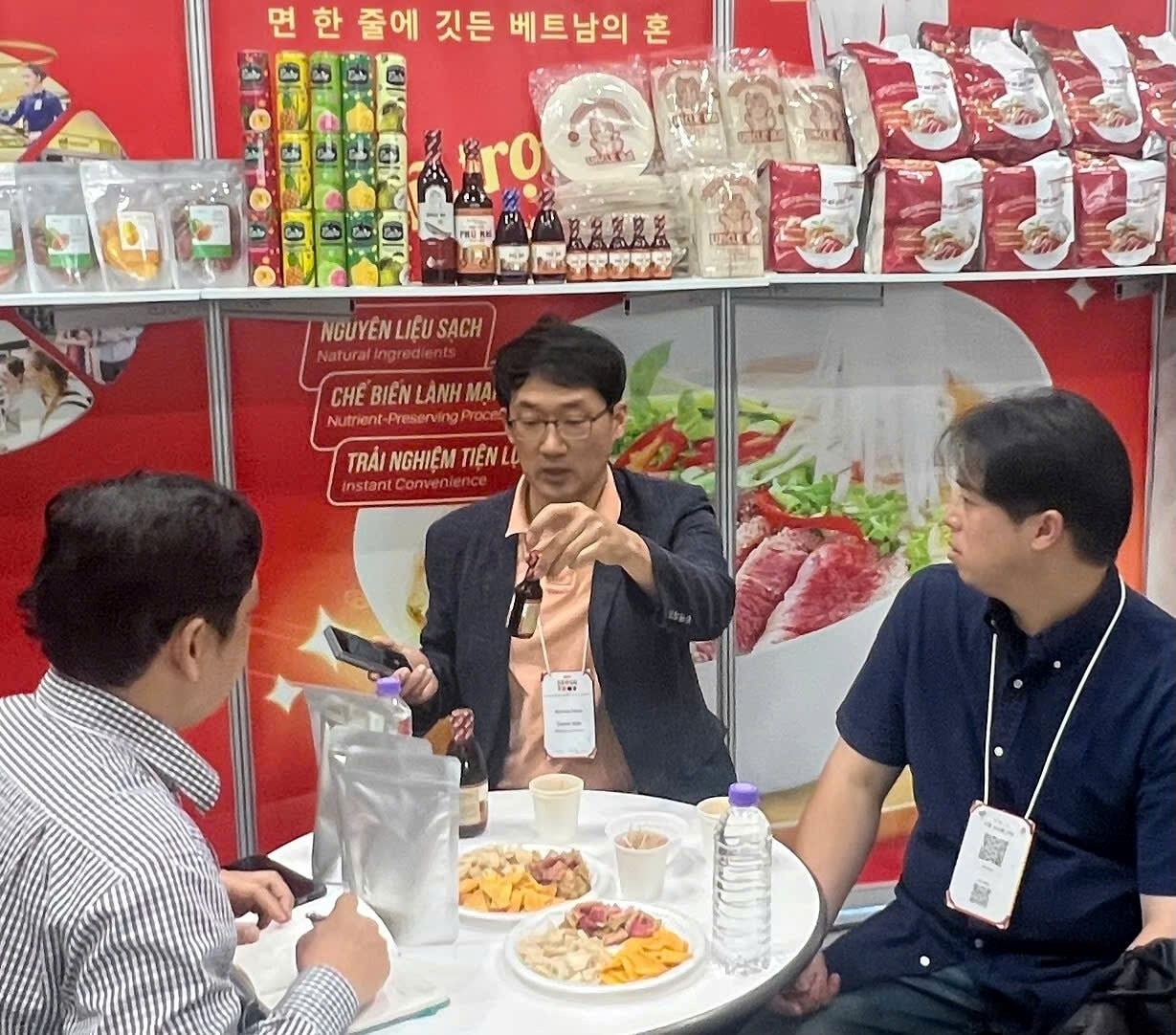 khach-hang-ban-thao-hop-tac-tai-gian-hang-sasco-1749736683.jpg