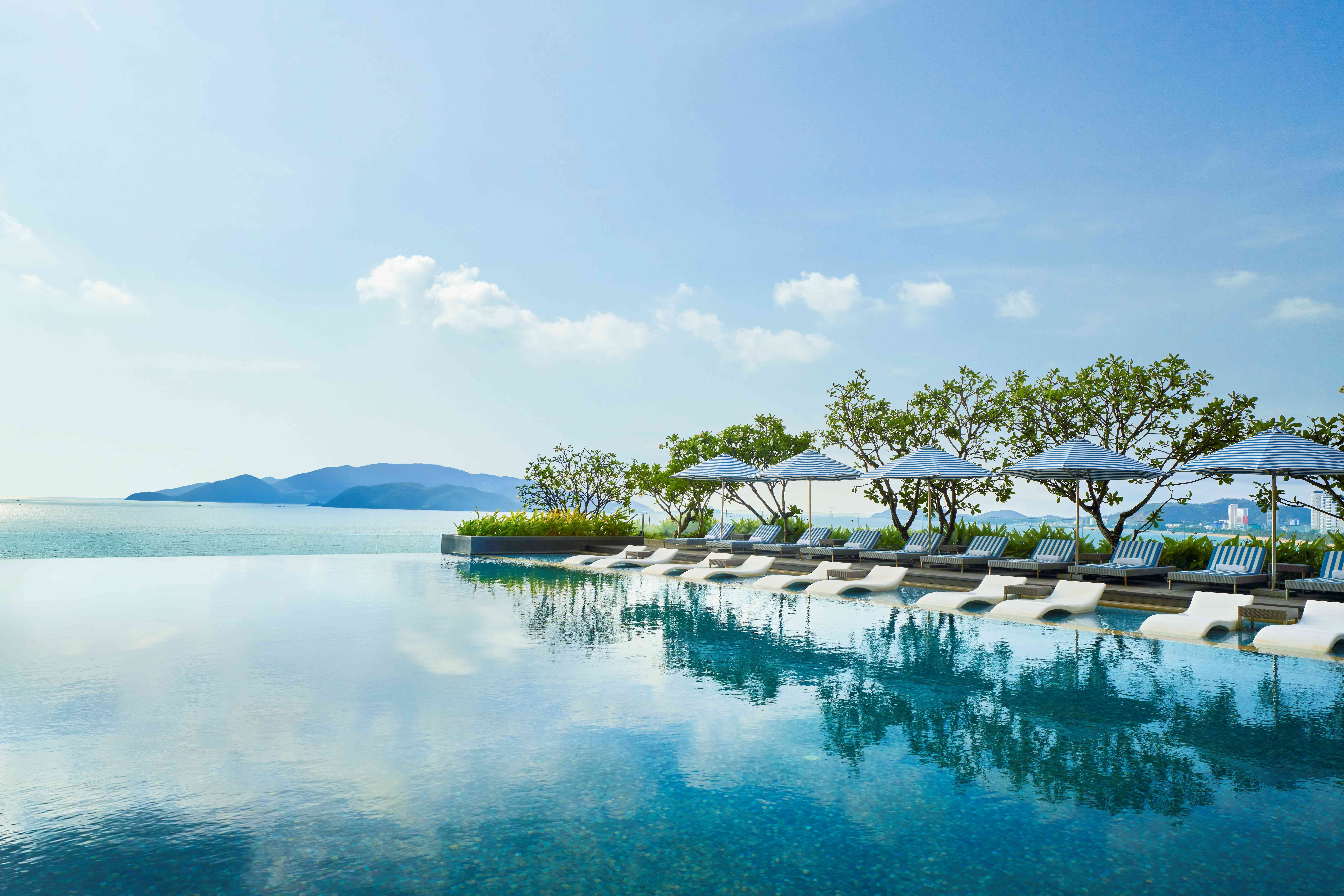 ho-boi-vo-cuc-khach-san-sheraton-nha-trang-1752293936-1752316754.jpg