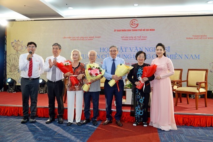 20-10-2025-lanh-dao-tphcm-gap-go-van-nghe-si-khu-can-cu-trung-uong-cuc-mien-nam-d24ea1e6-details-1761098134.jpg