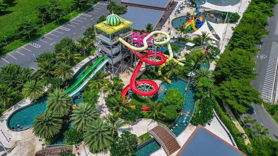 alma-resort-con-co-cong-vien-nuoc-mang-den-niem-vui-bat-tan-cho-tre-em-voi-cac-cau-truot-uon-luon-ho-tao-song-va-dong-song-luoi-1765897610.jpg