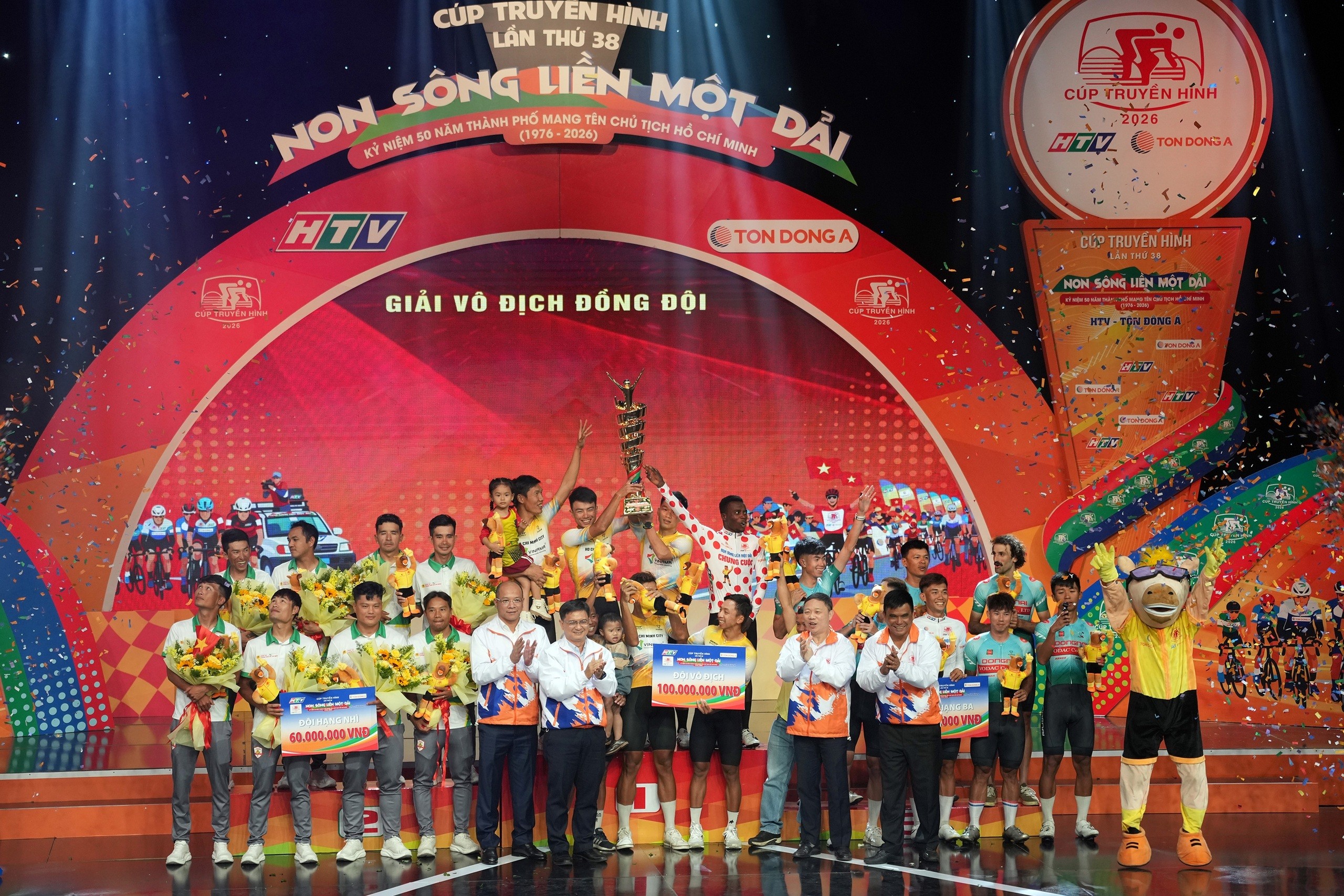 anh-manh-cuong-trao-giai-1777600000.jpg