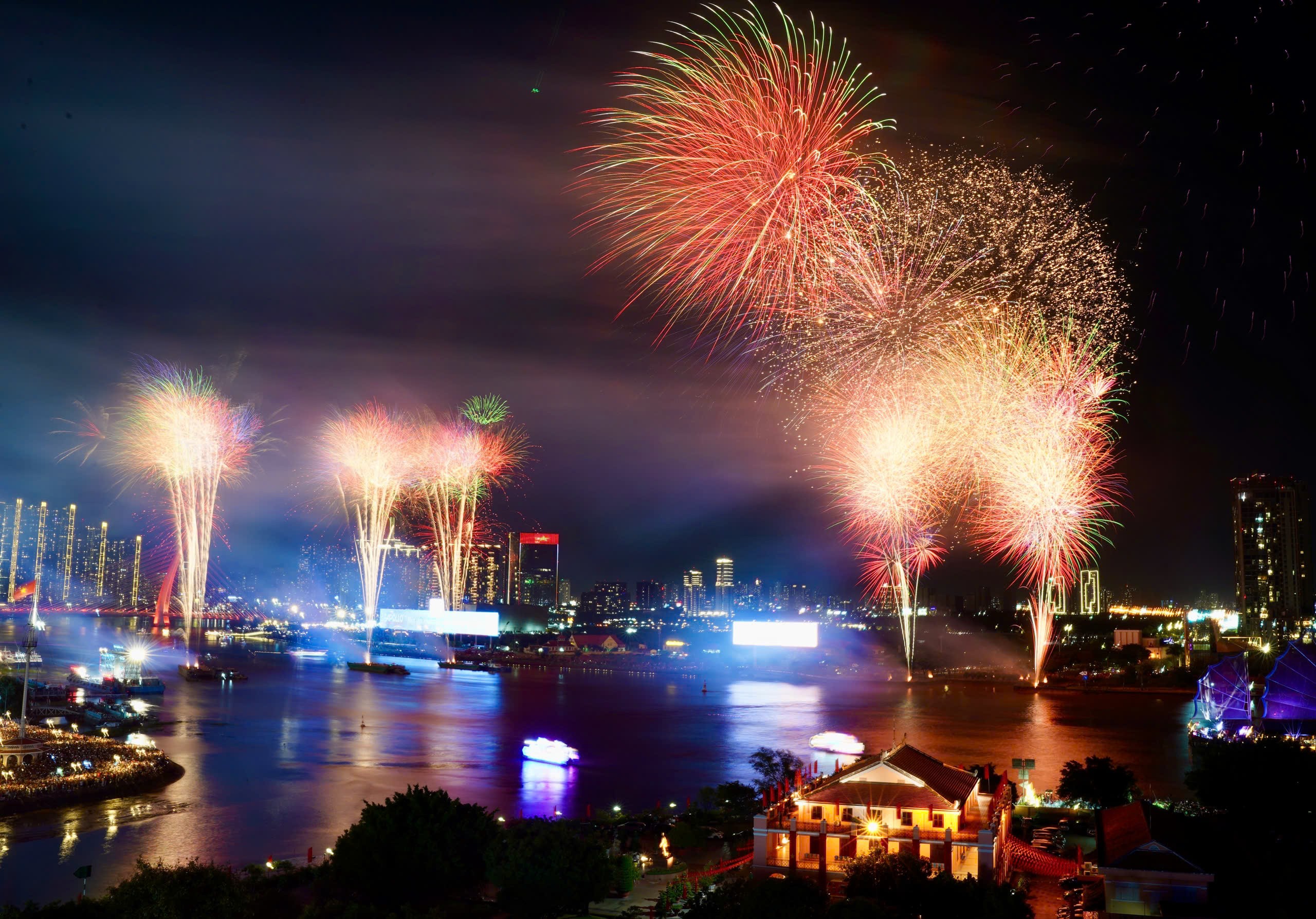 ban-phao-hoa-thuan-7076-4340jpg-1782267039.jpg
