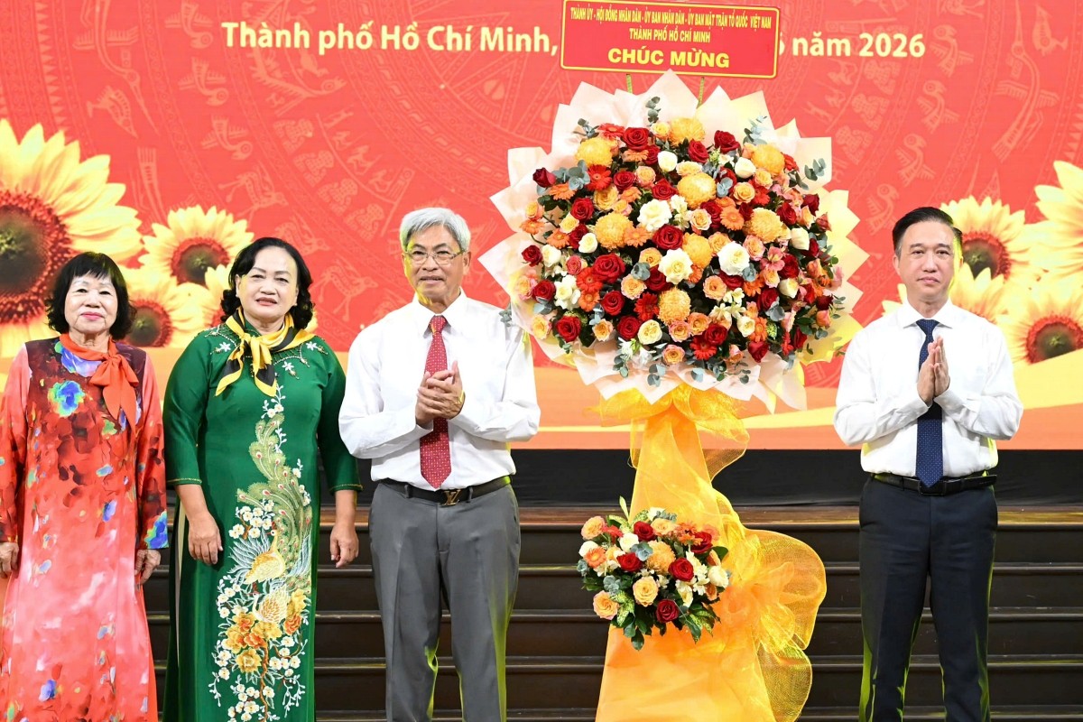 2762026-lanh-dao-tang-hoa-chuc-mung-1782634168.jpg