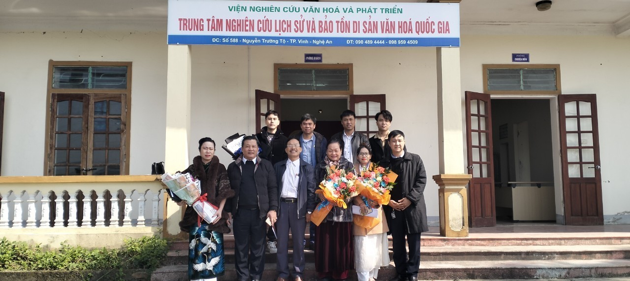 cac-thanh-vien-ban-chu-nhiem-chup-anh-luu-niem-cung-ban-lanh-dao-trung-tam-1703237372-1783066374.jpg