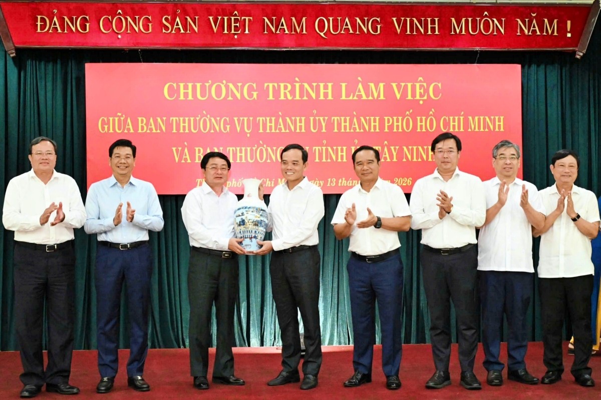 1372026-lanh-dao-tphcm-trao-qua-luu-niem-lanh-dao-tay-ninh-1784013998.jpg