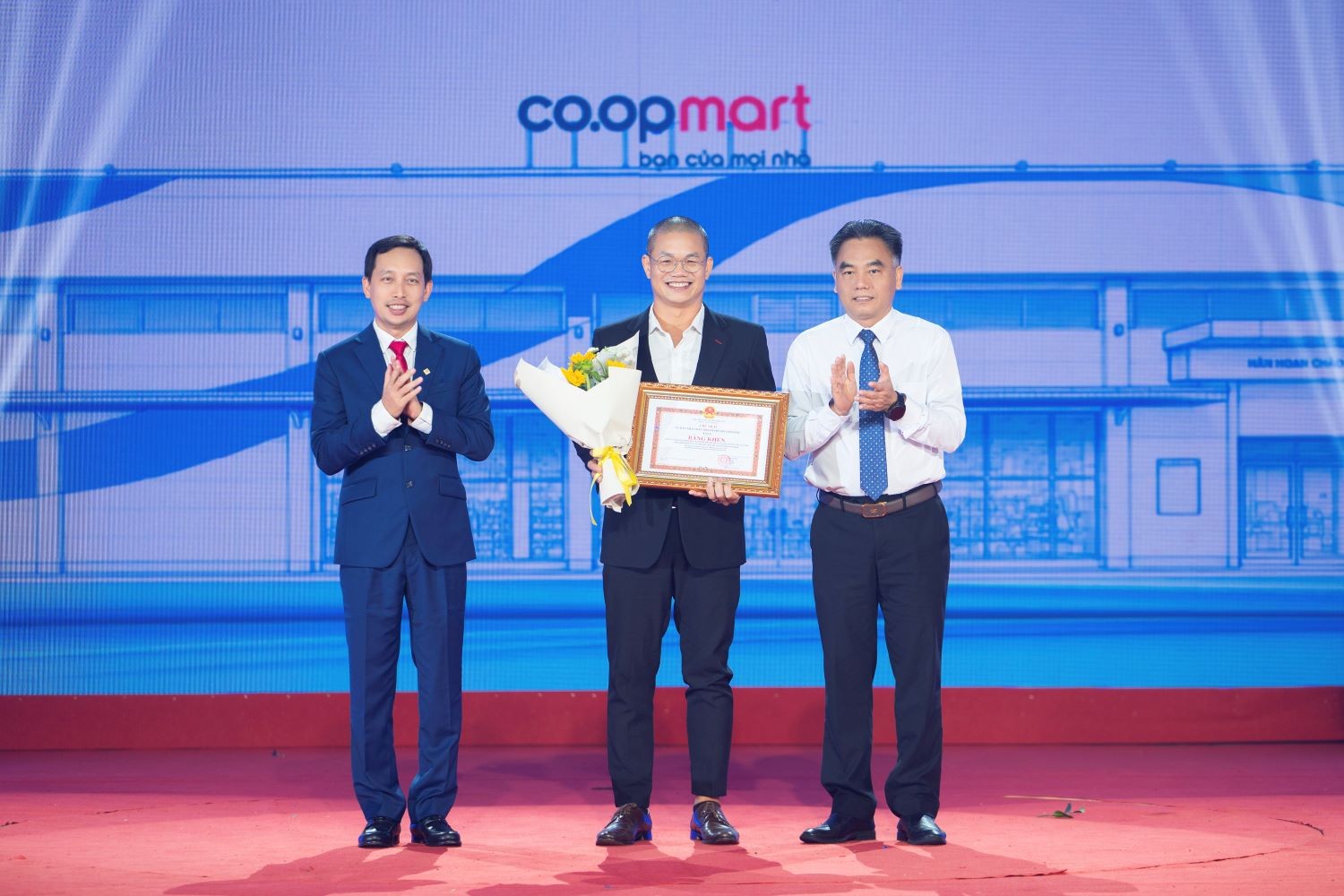 dai-dien-coopmart-cong-quynh-don-nhan-bang-khen-cua-chu-tich-ubnd-tphcm-tai-le-ky-niem-30-nam-thanh-lap-thuong-hieu-coopmart-1784013612.jpg