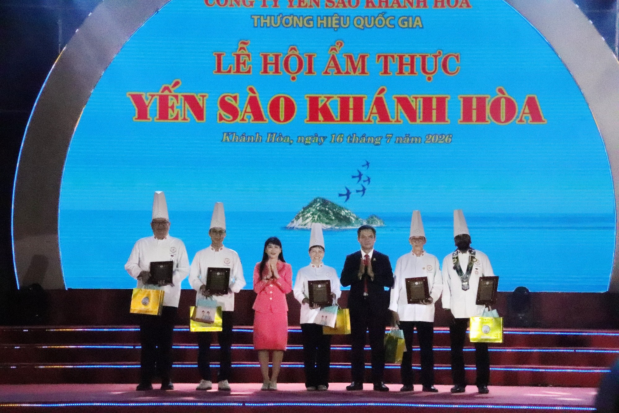 tang-ky-niem-chuong-cho-cac-giam-khao-1784272854.JPG