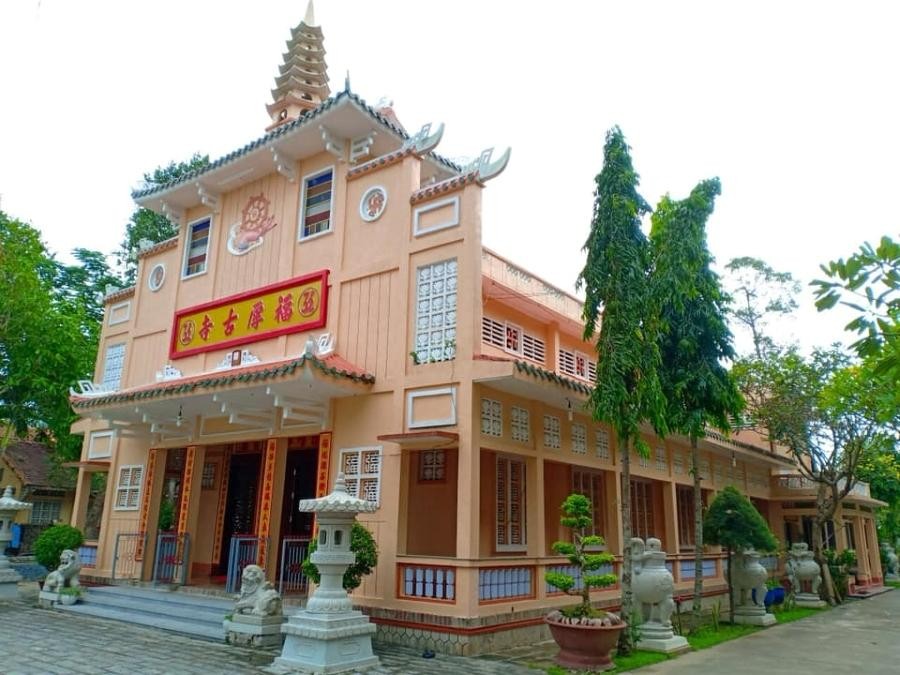 nhung-ngoi-chua-vinh-long-linh-thieng-tua-chon-bong-lai-tien-canh-1-1662181741-1784360434.jpg