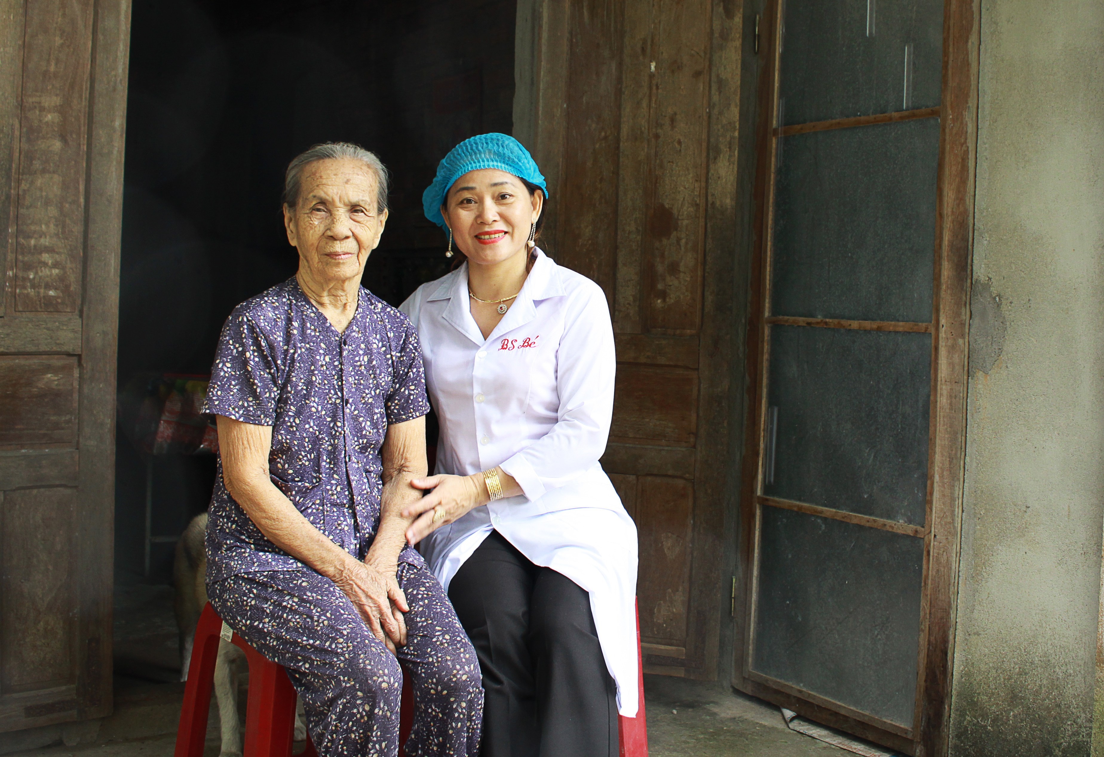 anh-1-bac-si-vo-thi-be-truong-tram-y-te-xa-hanh-trung-huyen-nghia-hanh-tinh-quang-ngai-tham-ba-nguyen-thi-suu-87-tuoi-xa-hanh-trung-huyen-nghia-hanh-nguyen-trang-1678236353.jpg
