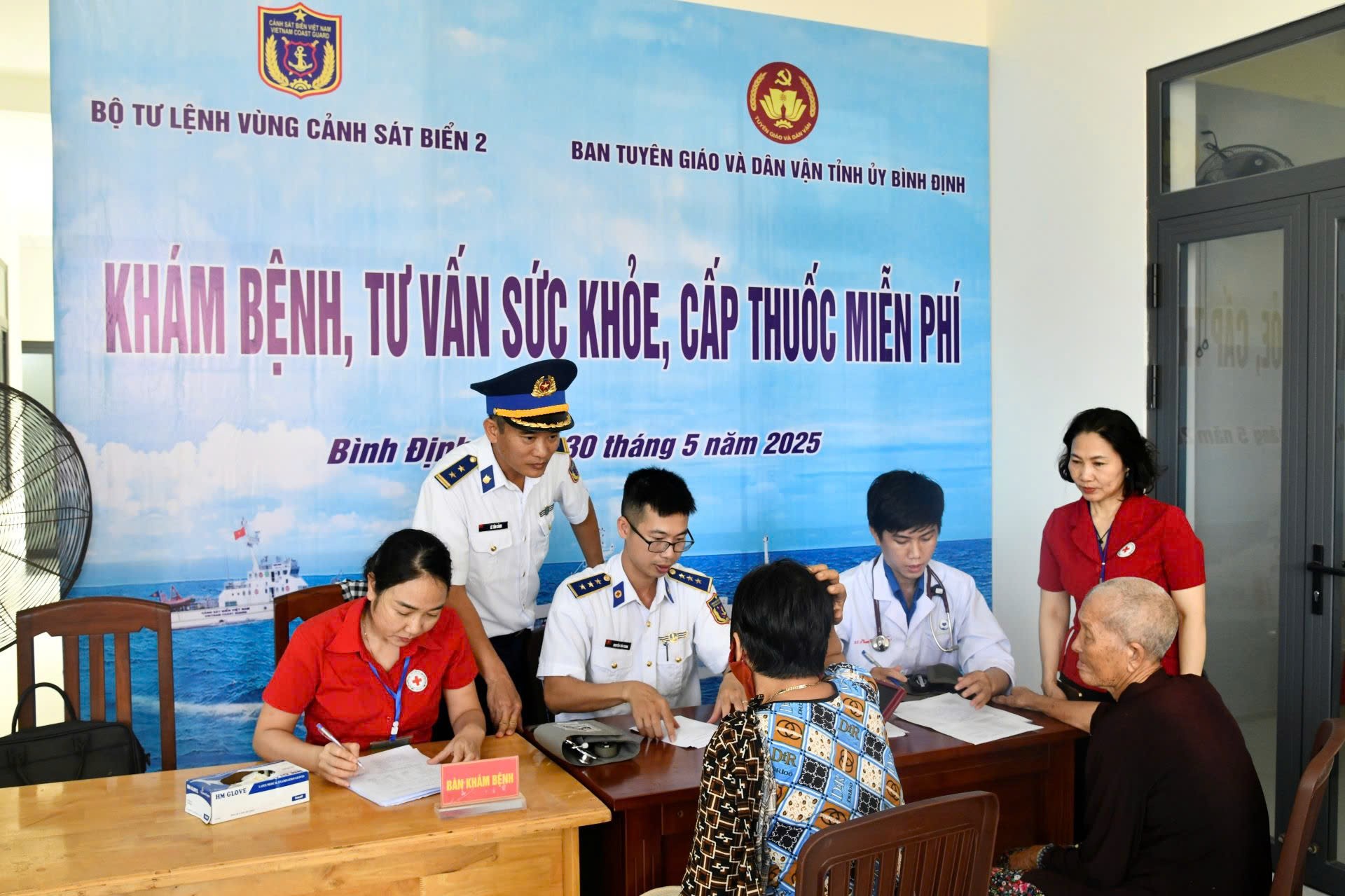 anh-4-to-quan-y-cua-vung-canh-sat-bien-2-phoi-hop-thuc-hien-chuong-trinh-kham-benh-tu-van-suc-khoe-va-cap-thuoc-mien-phi-cho-ngu-dan-nhan-dan-xa-nhon-chau-1748684395.jpg