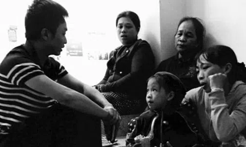  Cường Đôla thức cả đêm cùng người bị nạn 