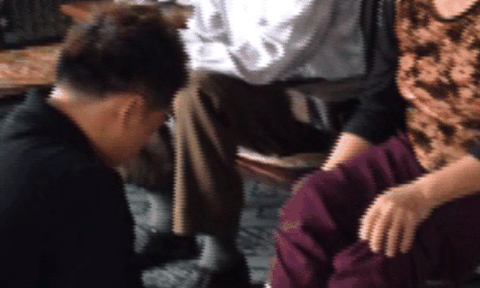 Ca sĩ Vietnam Idol rửa chân báo hiếu bố mẹ gây sững sờ