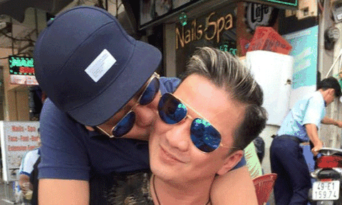 Người đàn ông "bí ẩn" hôn Đàm Vĩnh Hưng giữa đường