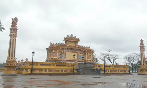 Bia Quốc học Huế xuất hiện nhiều vết nứt sau khi  trùng tu