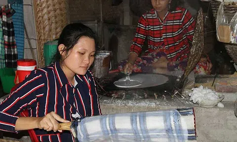 Làng bánh tráng 200 tuổi hốt bạc mùa Tết