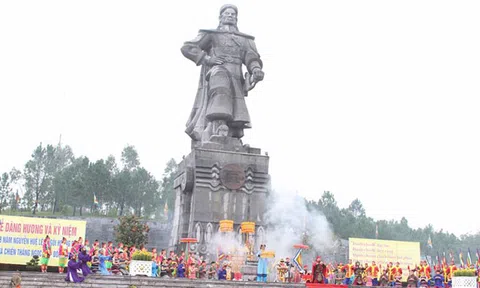 Tái hiện hình ảnh Nguyễn Huệ lên ngôi Hoàng đế tại núi Bân