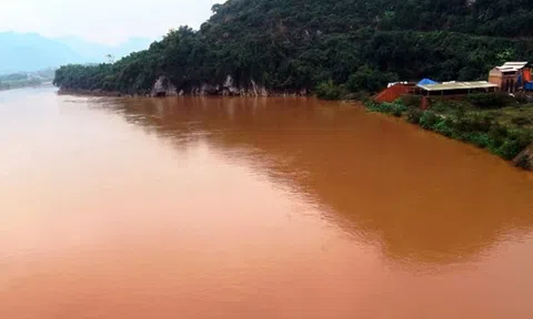 Nước Sông Lô đổi màu thất thường, dân hoang mang
