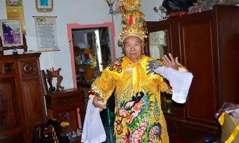 Người độc nhất miền Tây may trang phục tuồng