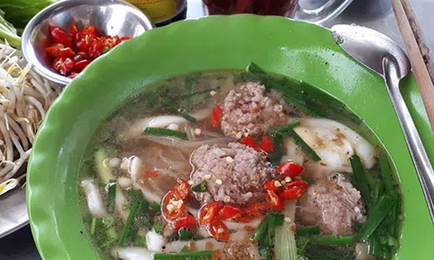 Đến Chợ Lách ăn hủ tíu mực