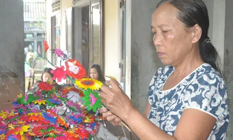 Nghệ nhân làng hoa giấy Thanh Tiên hối hả vào Tết