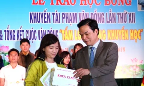 Quảng Ngãi: Trao học bổng Khuyến tài Phạm Văn Đồng 