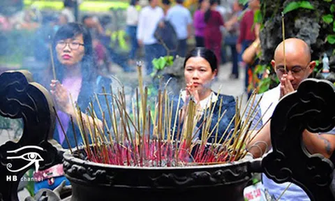Vung tiền cúng lễ có tránh được vận hạn?