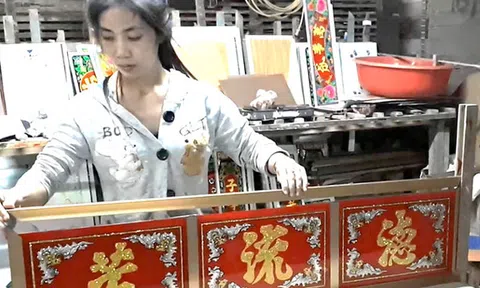 Níu giữ nghề xưa: Tranh kiếng Chợ Mới trở lại