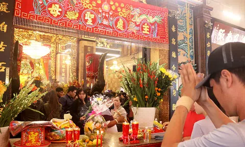 Du khách đến miếu Bà Chúa Xứ núi Sam tăng cao