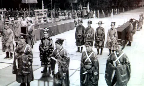 Thời xưa, hình phạt dành cho quan chức đi làm muộn là gì?