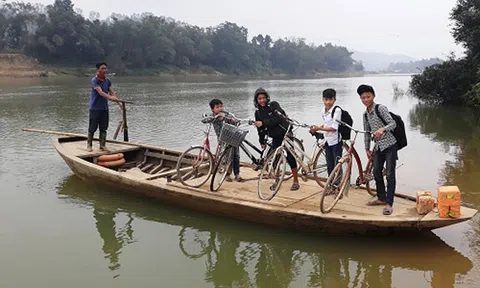 Lão nông chèo đò trên sông Ngàn Sâu