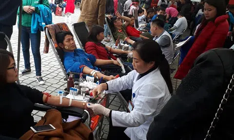 Hàng nghìn người tham dự “Giọt hồng trên miền đá"