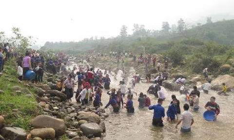 Sắc màu văn hóa Tết té nước của dân tộc Lào Điện Biên