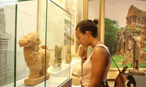 Báu vật khảo cổ học Việt Nam thu hút đông đảo người xem