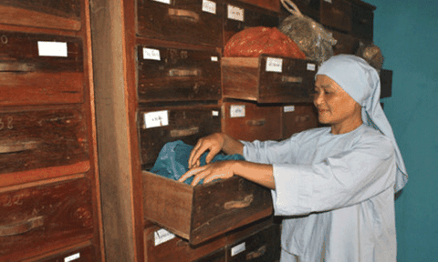 Sư cô 10 năm miệt mài chữa bệnh cứu người