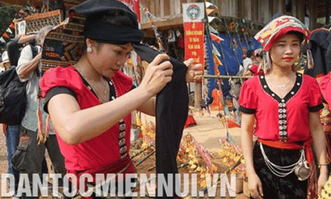 Khăn Piêu - trang phục đậm đà bản sắc của đồng bào Thái 