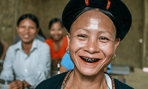 Nhuộm răng đen - nét đẹp văn hoá của người Lự