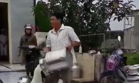 Nghệ An: Đổ sữa phản đối vì giá thu mua rẻ mạt?