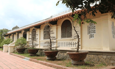 Nhà cổ hơn trăm năm tuổi ở miền Tây