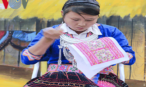 Nghệ thuật tạo hoa văn trên trang phục người Mông