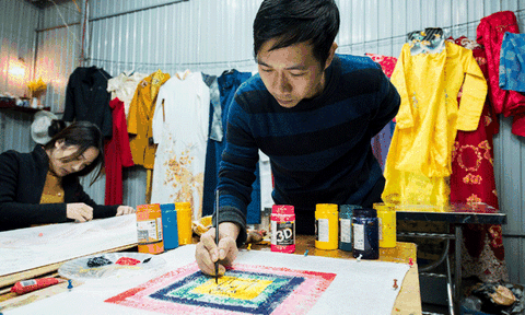 Hoạ sỹ Trần Hữu Nhật "đưa" chó lên áo dài Việt 