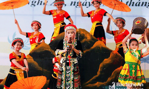 Khai mạc Liên hoan tiếng hát Làng Sen năm 2018